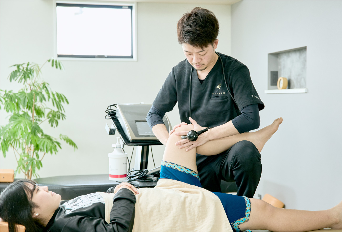 高周波温熱治療器「ラジオスティム」の治療を受ける女性